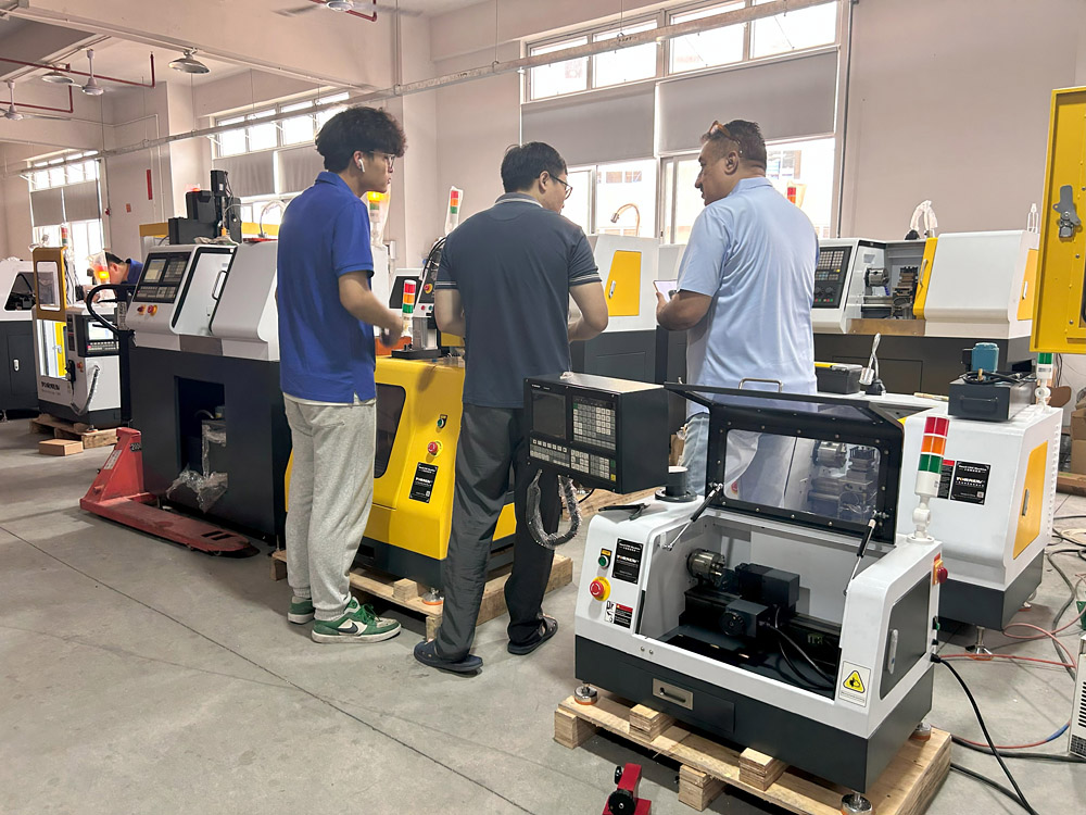 育菁裝備桌面級(jí)數(shù)控機(jī)床產(chǎn)車(chē)間