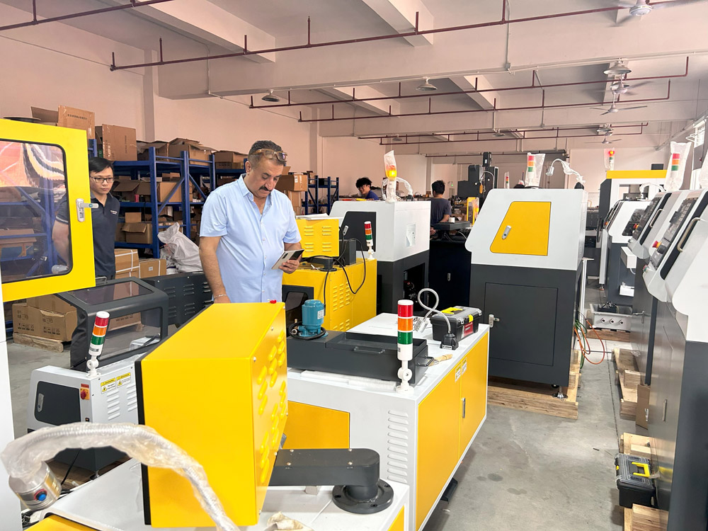 育菁裝備桌面級(jí)數(shù)控機(jī)床產(chǎn)車(chē)間