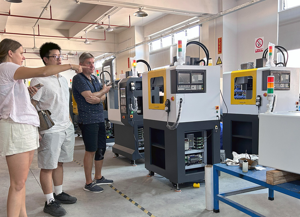 育菁裝備桌面級數(shù)控機床產車間