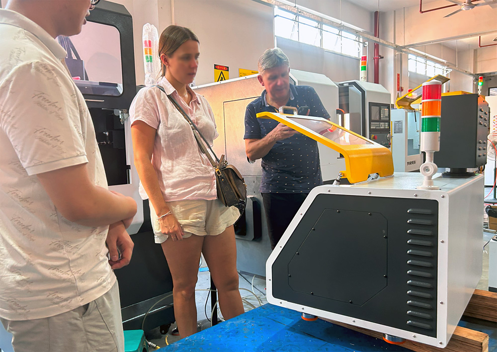 育菁裝備桌面級數(shù)控機床產車間